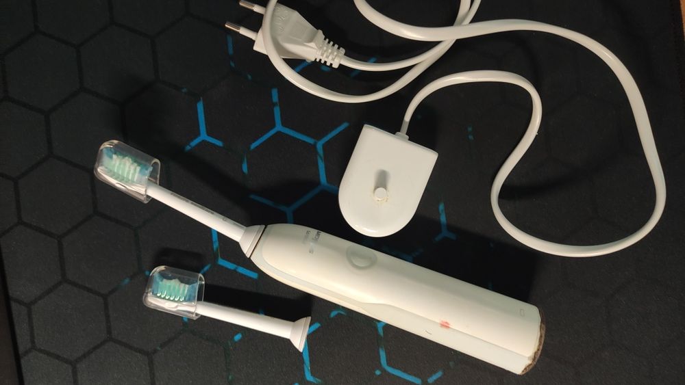 Електрична зубна щітка Philips Sonicare, вживана
