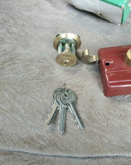 Накладний дверний замок.