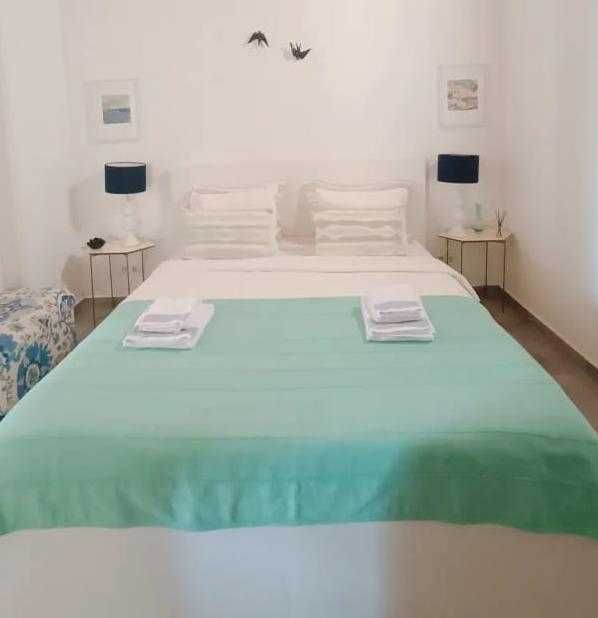Cama de casal com arrumação IKEA malm, em bom estado com estrado sem colchão, cor branca, Pickup na zona de vila do bispo, Algarve.