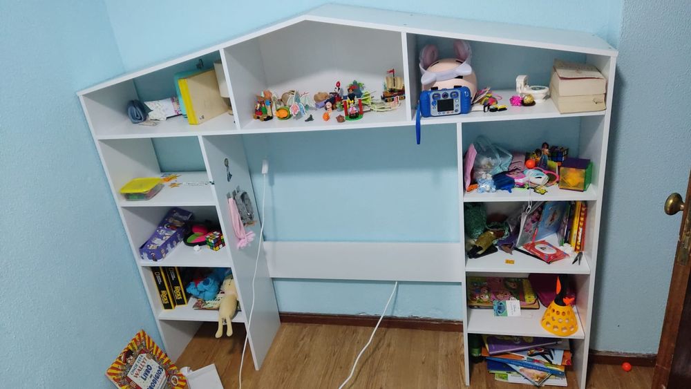 Cama de criança com estante