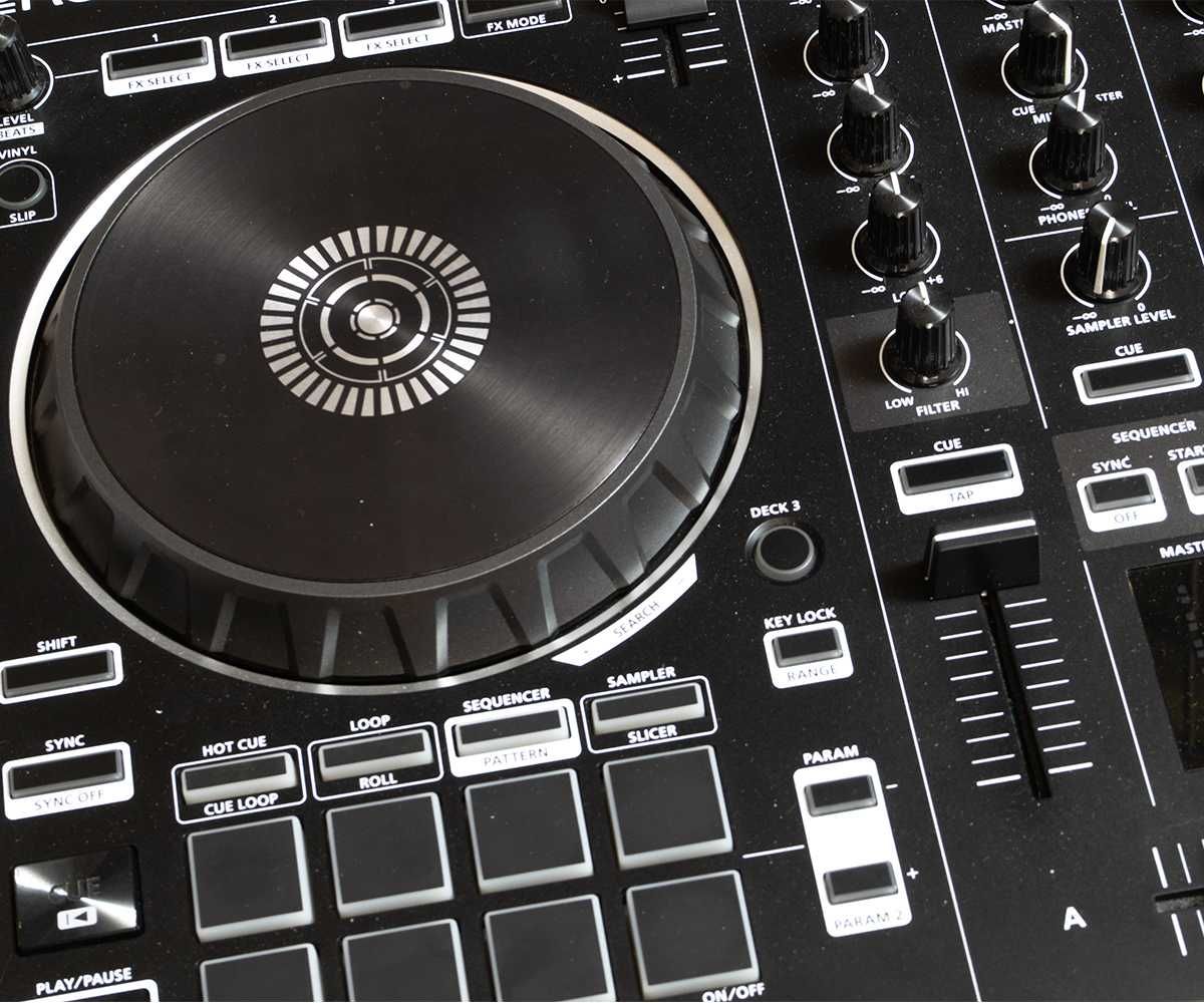 DJ контроллер Roland DJ-202: 9 800 грн. - Студійне обладнання Харків на Olx