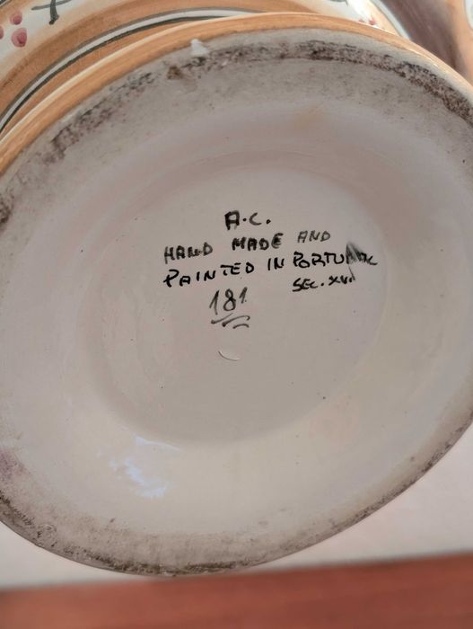 Terrina em Cerâmica Portuguesa Pintada à Mão – Estilo Século XVII