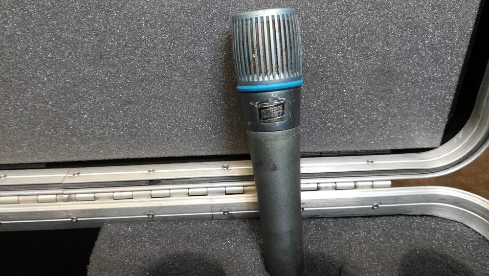 Microfone Shure Beta 57 em bom estado.
