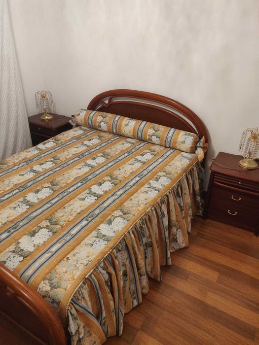 Cama com colchão de mola