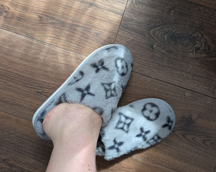 Klapki pantofle kapcie logowane szare nowe 40-41