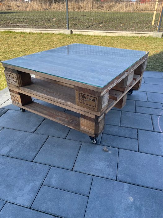 Stolik z palet z szybą