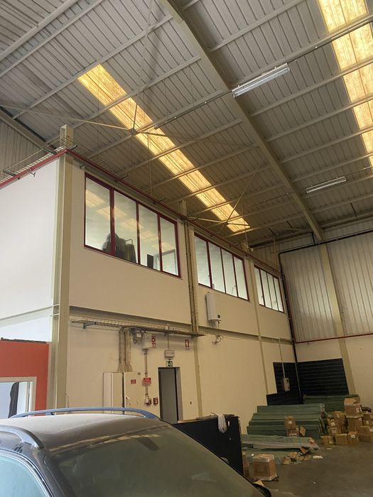 Aluga se armazens e terrenos  samora correia varias areas