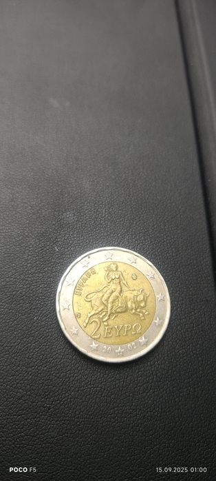 Garota de dois euros em um touro
