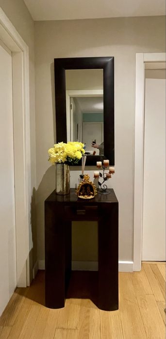 Conjunto de móvel e espelho para zona de entrada