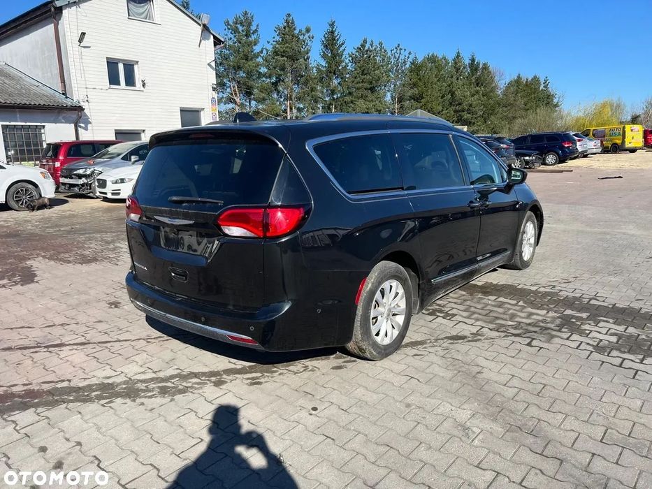 Chrysler Pacifica 2018 Chrysler Pacifica kamery 360 auto w Polsce po akcyzie