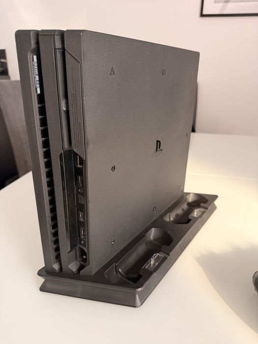 PS4 PRO 1TB z kierownica HORI RWA