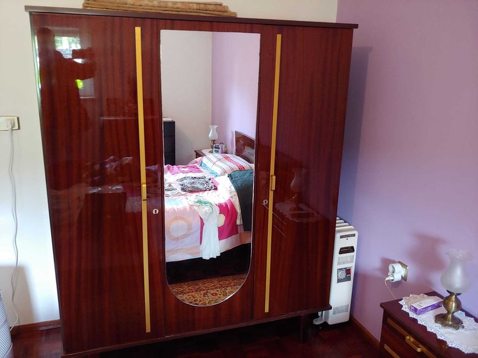 Roupeiro com porta e espelho