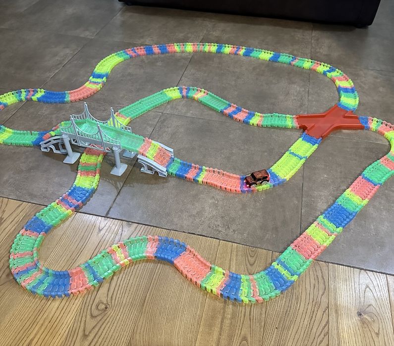 7,5 метрів гоночний трек Magic Tracks з джипом на батарейці