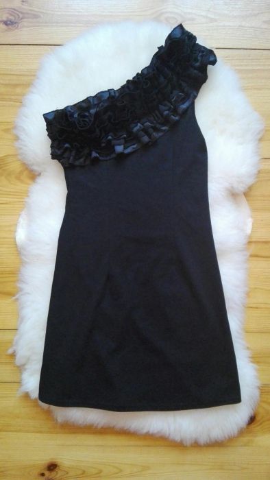 Klasyczna mała czarna elegancka sukienka model na jedno ramię rozm. S