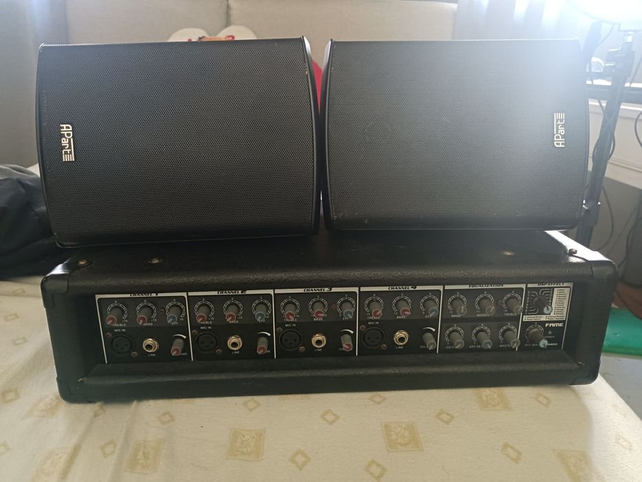 Mesa amplificada mais colunas amplificadas.