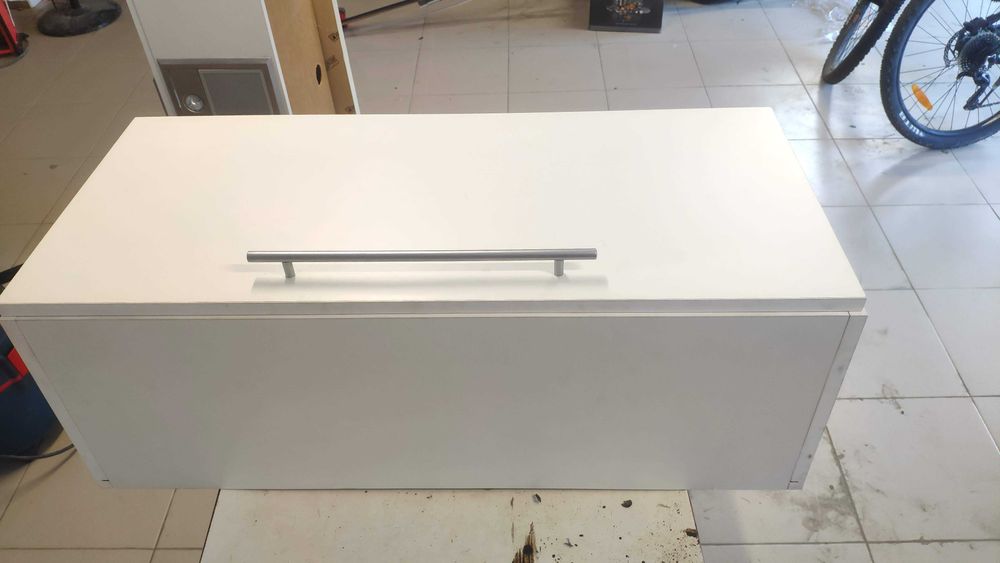 Кухня біла ДСП з вмонтованою витяжкою, кухонні меблі на невелику площу