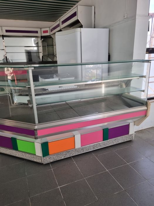 Balcão e vitrine expositora