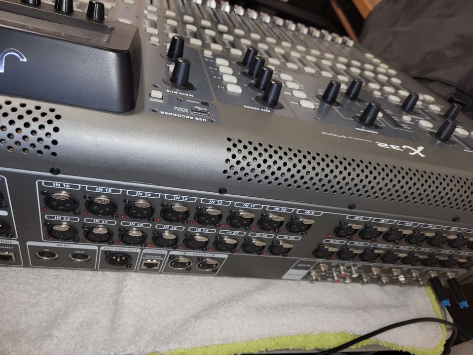 Vendo Behringer X32  com Case
