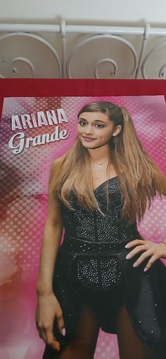 Poster Ariana Grande, novo