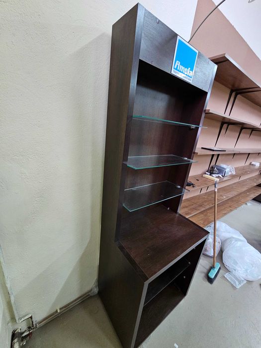 Regał drewniany ze szklanymi półkami