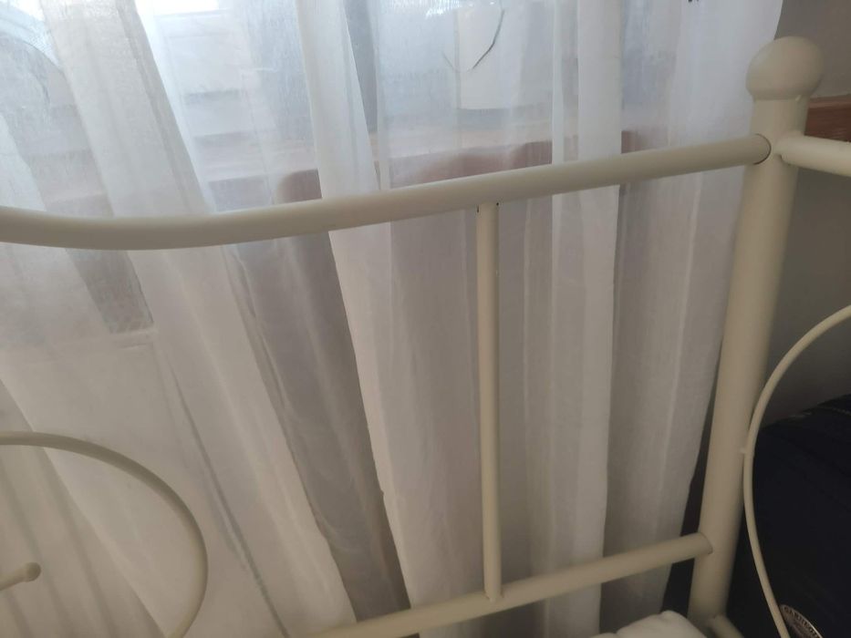 Łóżko metalowe jysk z materacem leżanka