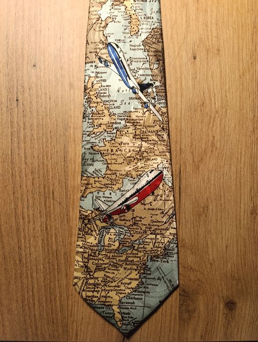 Krawat w mapę świata i samoloty pasażerskie