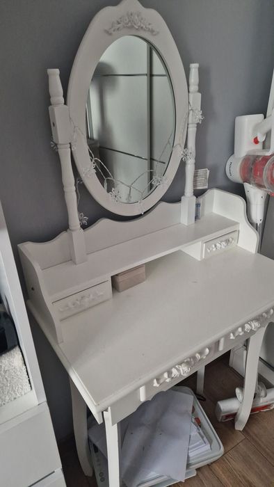 Toaletka  z lustrem biała