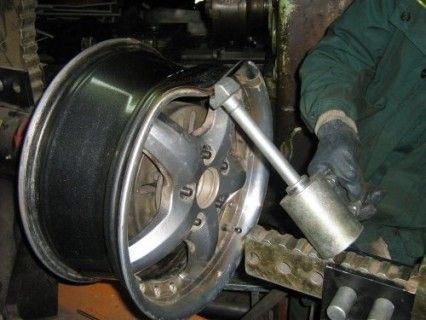 Послуги шиномонтажу, рихтовка дисків, шини і диски (нові та б/у)