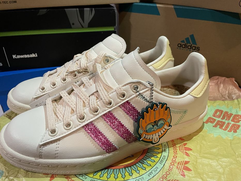 Adidas compus kolam