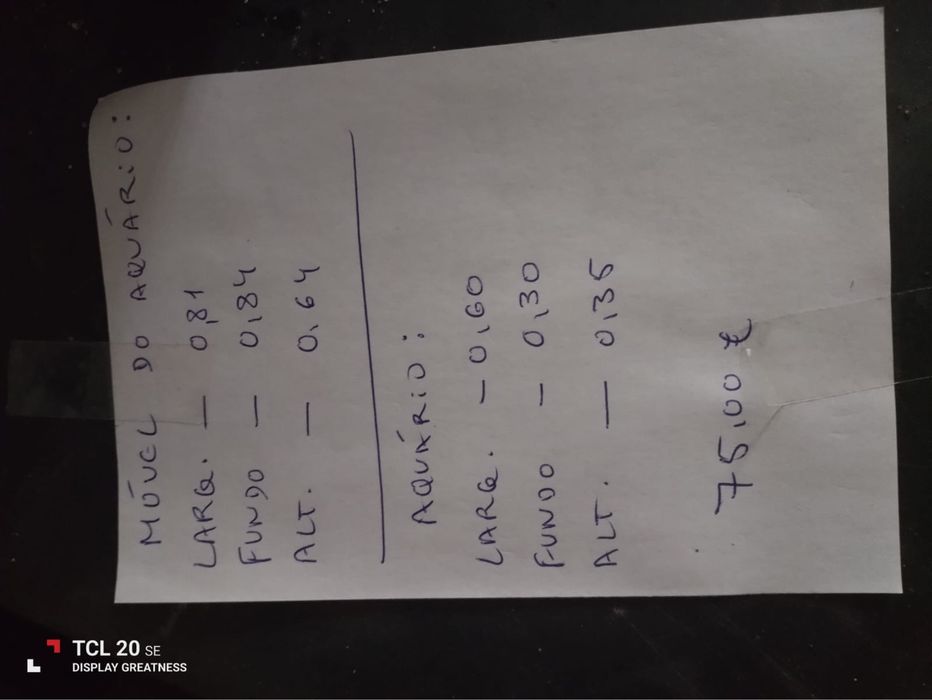 Aquário com várias peças e móvel