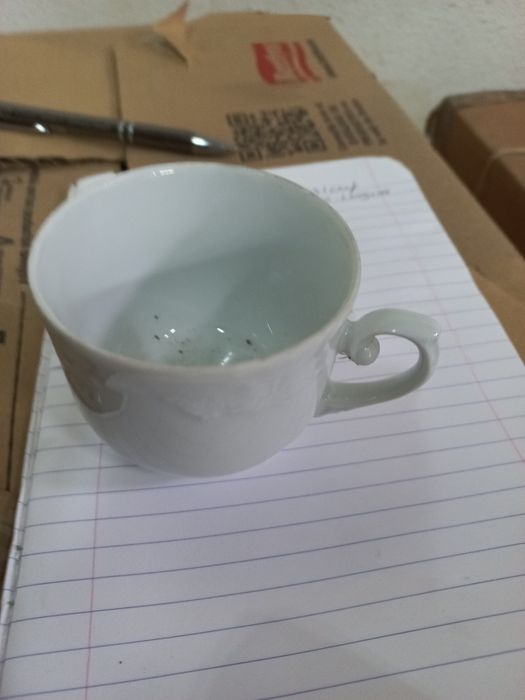 5 caixas cheias de conjunto de loiça