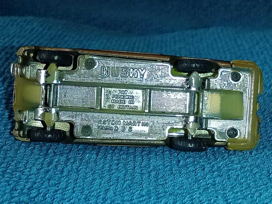 Miniatura Aston Martin DB6 da Husky