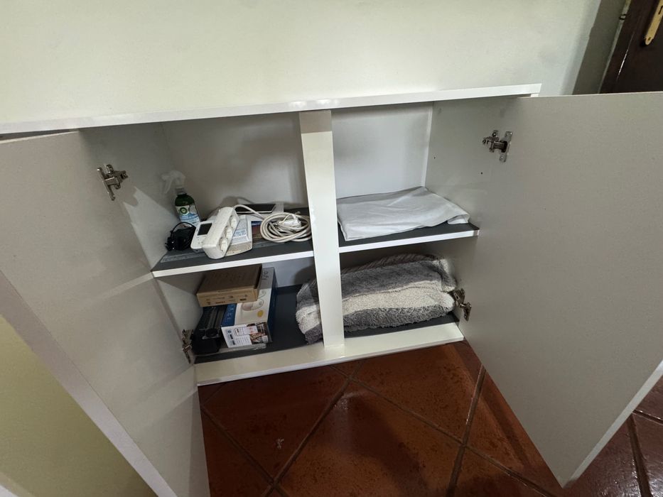 Aparador branco lacado em excelente estado