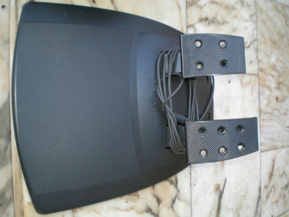 Volante e pedais Microsoft para computador