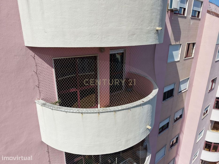 Fantástico T3 com 115m², Vista Rio Desafogada e Garagem Box – Casal da