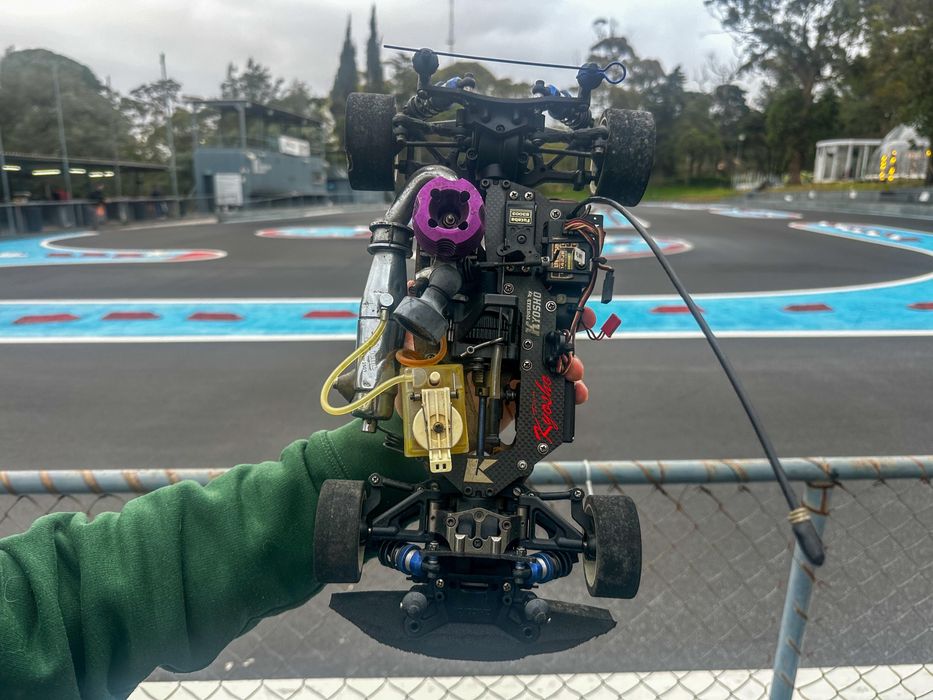 Carro RC Nitro Kyosho 1/10 c/ Starter Box, Rádio Futaba e Acessórios