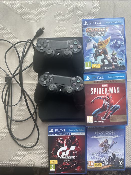 Приставка Sony PlayStation 4 + 2 геймпади + 4 гри