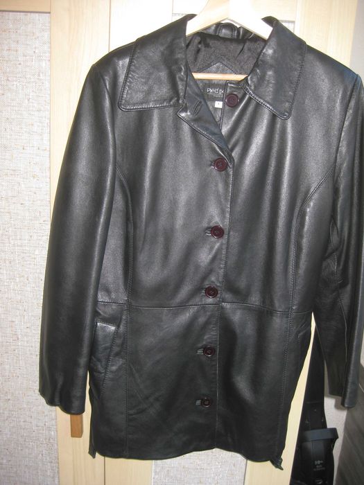 Casaco em pele preta marca Pied Poul. tamanho L.