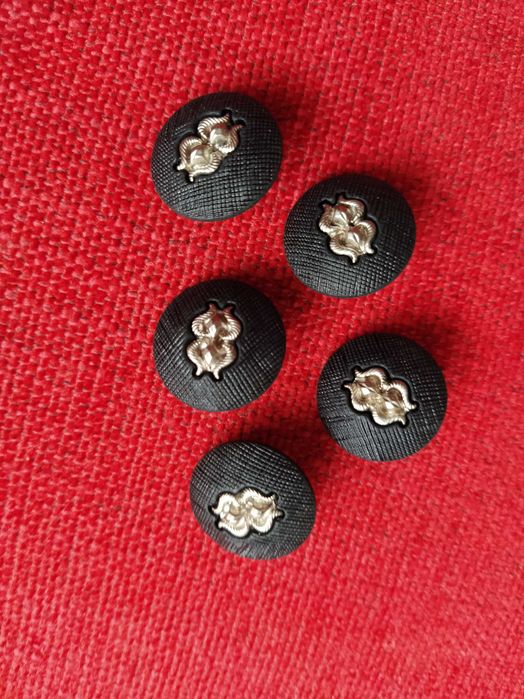 Conj. 5 Botões Forrados Tecido 2,3cm diâmetro preto e dourado pé metal