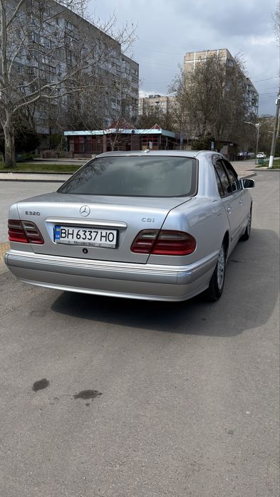 Автомобіль Mercedes - Bens