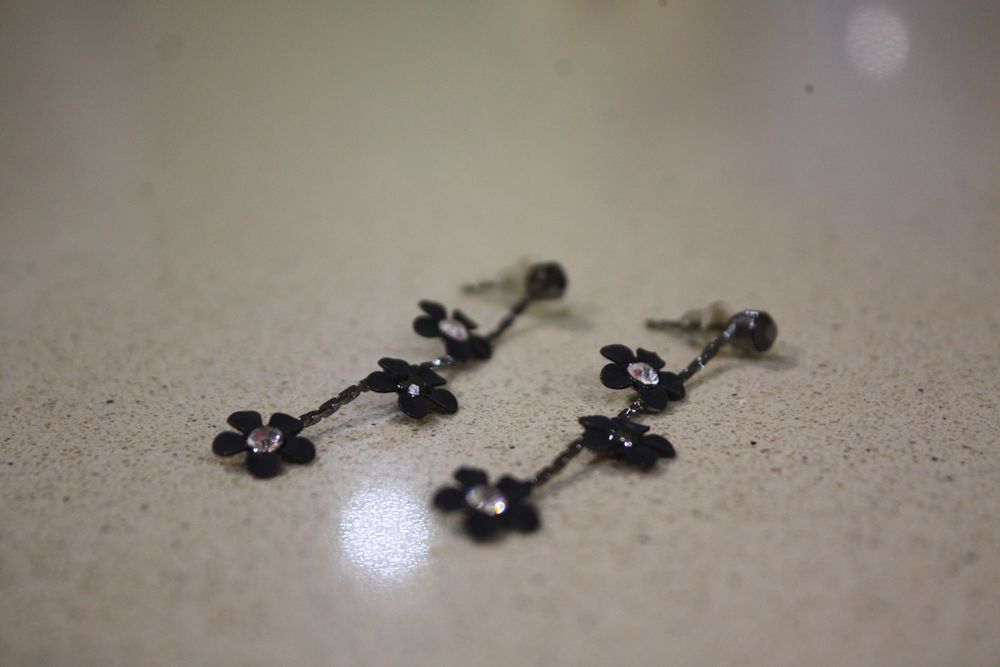 Conjunto preto flores colar + brincos