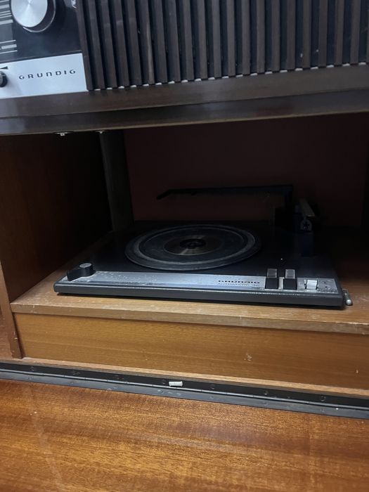 Móvel Rádio e Gira-Discos Vintage Grundig - a funcionar