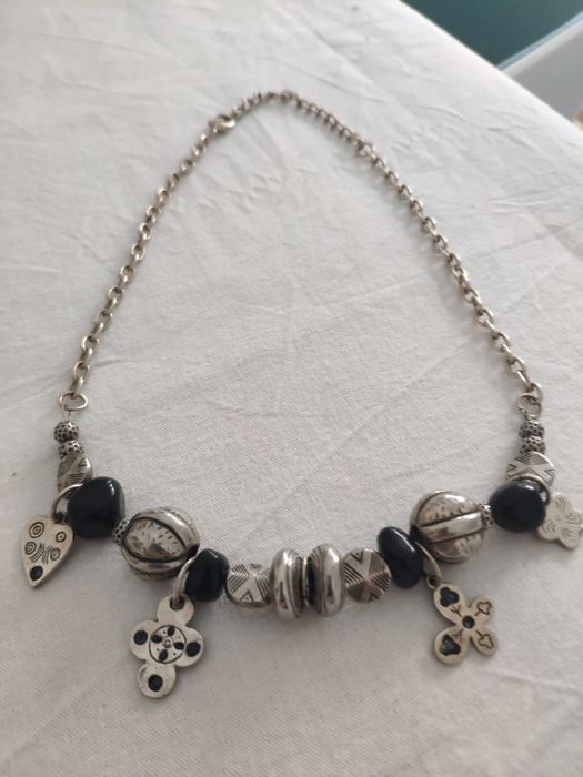 Vende-se colar prateado e preto