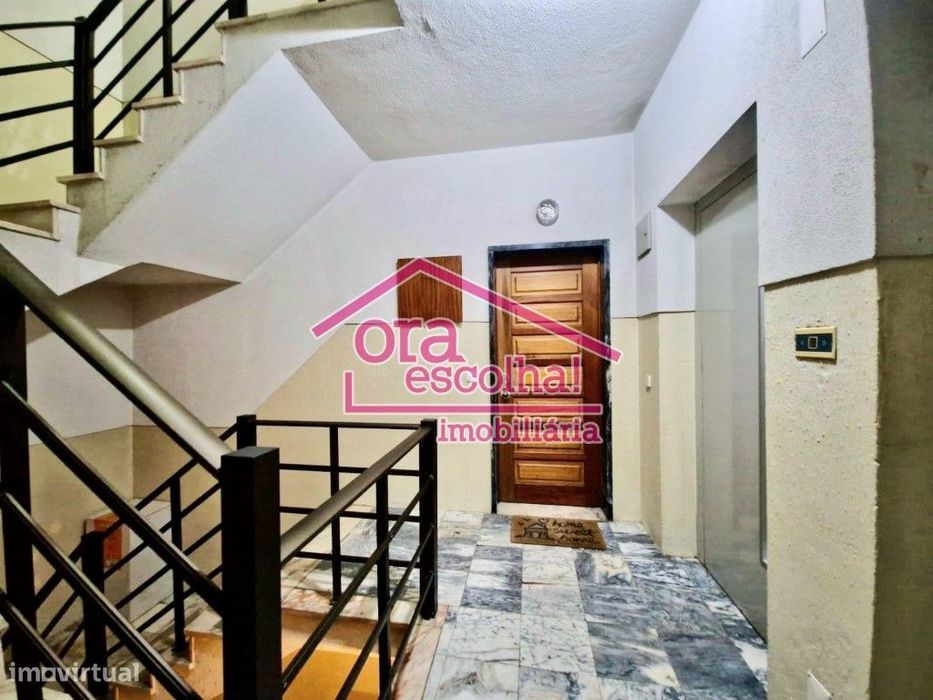 Apartamento T2 com 92 m2 e VARANDA no Centro das Paivas!