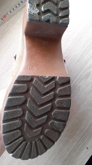 Botins castanhos com tacão 37