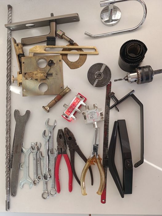 Várias ferramentas e aparafusadora
