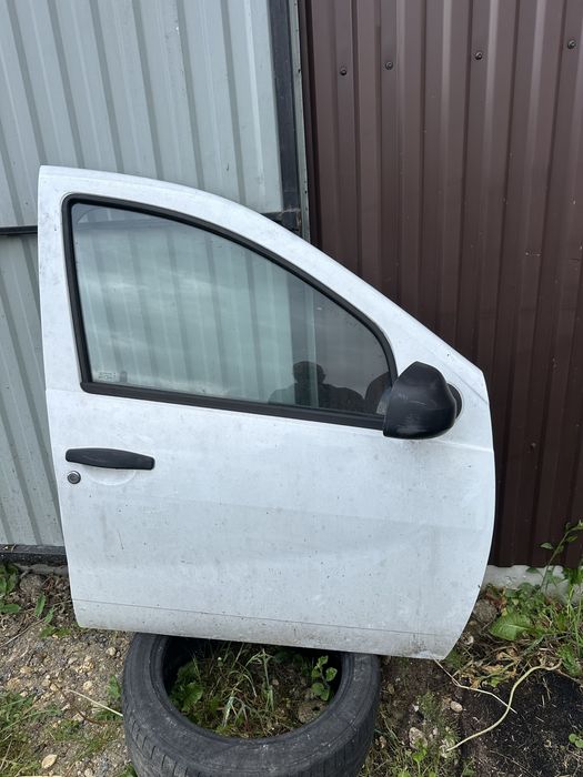 Дверка права дачіа сандеро Dacia