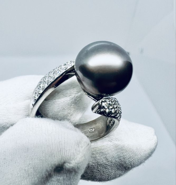 Золота каблучка з натуральними діамантами та чорною перлиною.