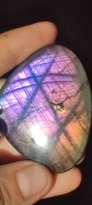 Labradoryt fioletowy pomarańczowy kryształ labradarytu wisior wisiorek