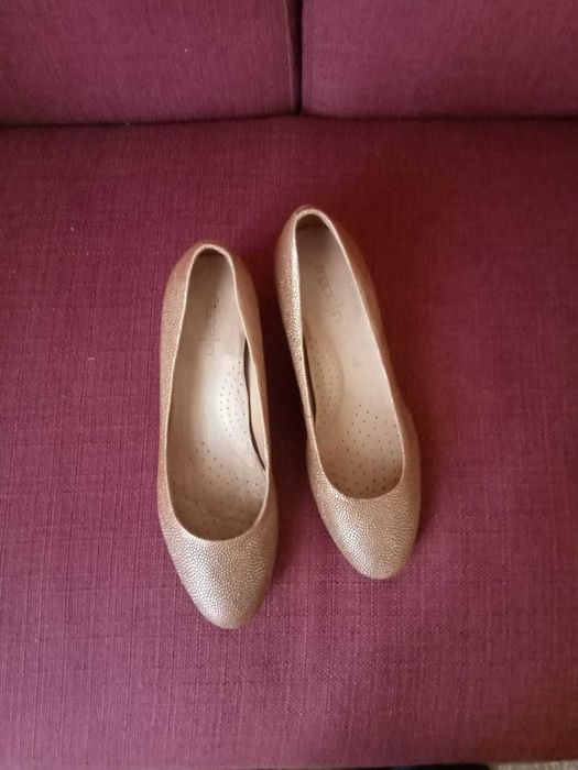 Sapatos de toilette dourados em bom estado